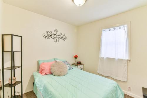 COZY 2 BDRM APT ENTIRE PLACE TO YOURSELF - Easy Access W FREE PARKING