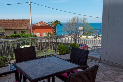 Apts&rooms Robi-50m from beach Podstrana