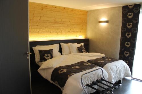 1 double bed, 2 twin beds