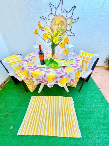 A PLACE IN THE SUN Garden Hotel - Big Units with Privacy Gardens & Heated Pool & Spa in 1 Acre Park Prime Location PET Friendly TOP Midcentury Modern Boutique Hotel - image 10