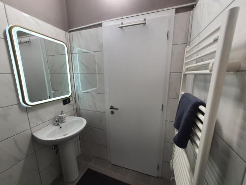 NEW Warm Comfy Condo CENTRAL Tirana (with Balcony)