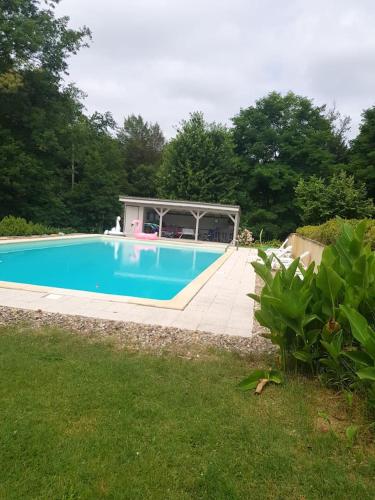 Villa de 4 chambres a Saint Paul la Roche avec piscine privee jardin clos et WiFi gîte à louer Lafarge