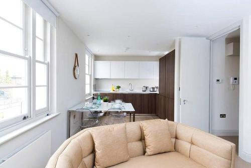Recently redecorated spacious and Modern 1BR flat in West London, Londýn (fotografie 5)