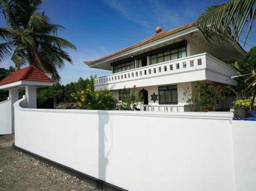 The Island House , A British House , Live Royal .