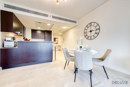 Best Deal Elegant Studio with Balcony & Prime Location by Deluxe Holiday Homes, Dubaj (fotografie 10)