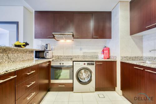 Best Deal Elegant Studio with Balcony & Prime Location by Deluxe Holiday Homes, Dubaj (fotografie 3)