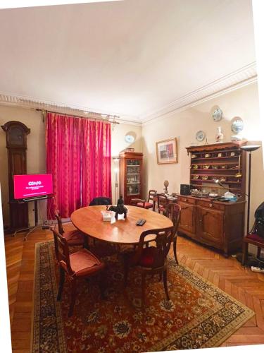 beautiful flat in the center of Paris 6 th district
