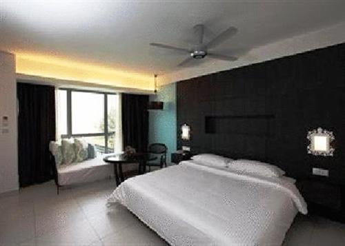 2 twin beds, 1 sofa bed