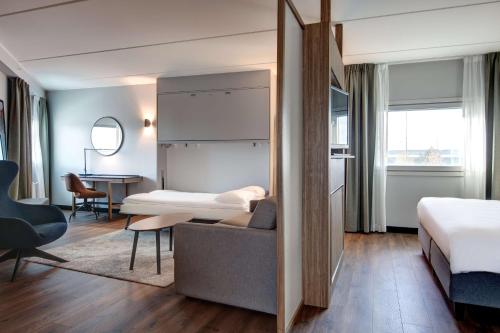 1 queen bed, 1 sofa bed