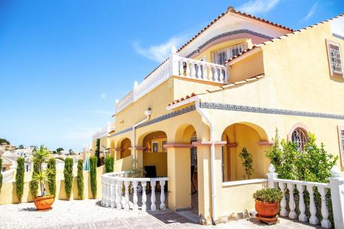  Fabulous 3 Bed House with 4 communal pools in Villacosta