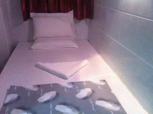 Single Room image 3