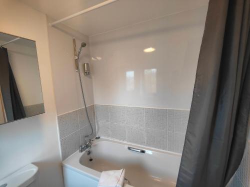 Bathroom, Lakeside-Dakota 3bed house 2bath parking M27 J5 Southampton Airport sleeps 6 in Eastleigh South