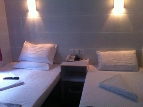 Twin Room image 6