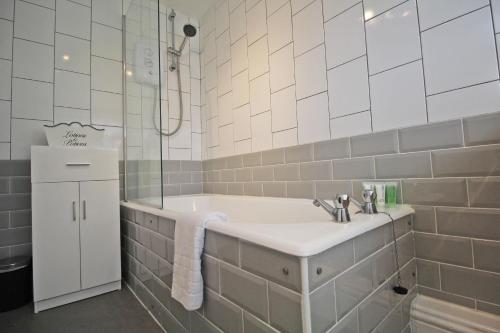 Close to the City, Classic Chester Home to sleep 6