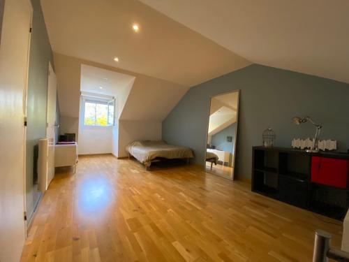 Une belle chambre au calme avec piscine in Sucy-en-Brie