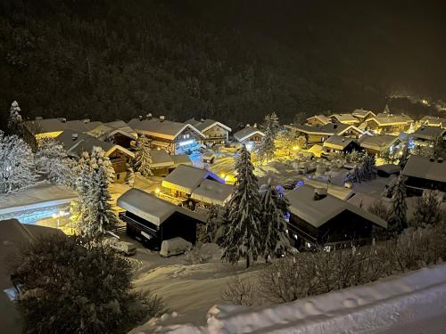 Newly renovated 7-9pers Luxury Chalet in Meribel Centre 85m2 3BR 3BA with stunning Mountain View