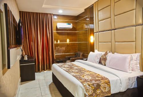 De Phantom Continental Hotel, Chevron Lekki