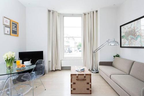 Recently redecorated bright 1BR near Shepherds Bush with parking SOA, Londýn (fotografie 2)