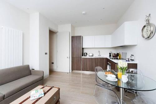 Recently redecorated bright 1BR near Shepherds Bush with parking SOA, Londýn (fotografie 6)