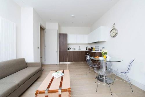 Recently redecorated bright 1BR near Shepherds Bush with parking SOA, Londýn (fotografie 5)