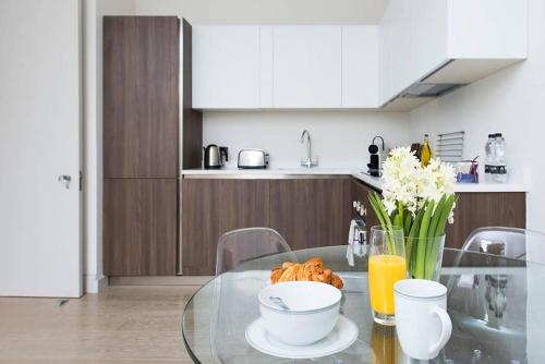 Recently redecorated bright 1BR near Shepherds Bush with parking SOA, Londýn (fotografie 9)