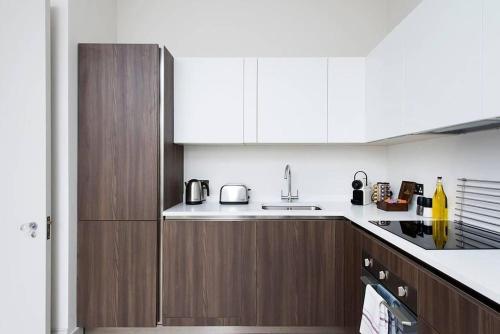 Recently redecorated bright 1BR near Shepherds Bush with parking SOA, Londýn (fotografie 10)