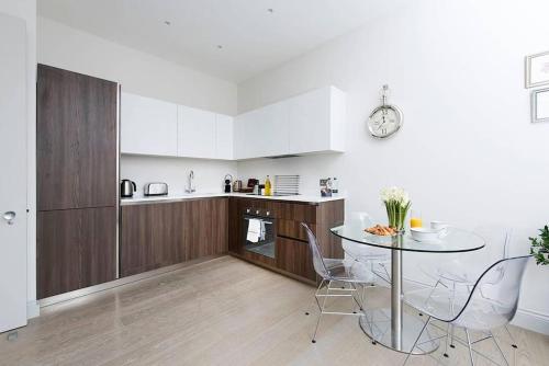Recently redecorated bright 1BR near Shepherds Bush with parking SOA, Londýn (fotografie 7)