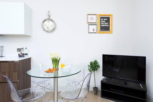Recently redecorated bright 1BR near Shepherds Bush with parking SOA, Londýn (fotografie 8)