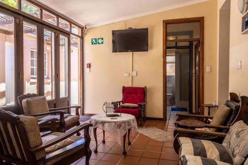 Shared lounge/TV area, Bay Vista Guesthouse in Mossel Bay