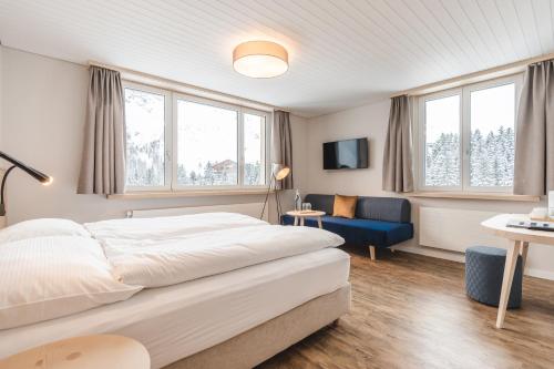 2 twin beds, 1 sofa bed