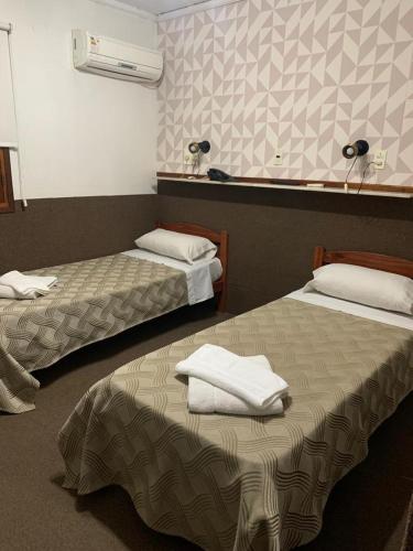 2 twin beds