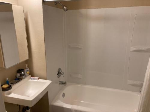 Cozy Bayview Corporate 30 Day Stays - image 6