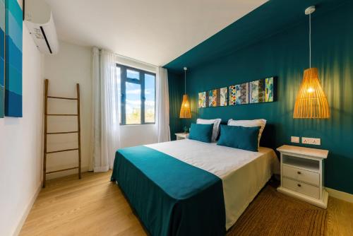 Les Cerisiers Beach Residence, Cosy and Modern 3 bedroom apartment located 50 metres from the beach and from all amenities and restaurants on the coastal road