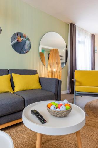 Les Cerisiers Beach Residence, Cosy and Modern 3 bedroom apartment located 50 metres from the beach and from all amenities and restaurants on the coastal road