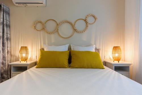 Les Cerisiers Beach Residence, Cosy and Modern 3 bedroom apartment located 50 metres from the beach and from all amenities and restaurants on the coastal road