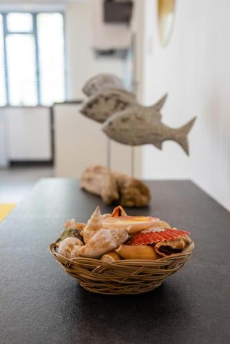 Les Cerisiers Beach Residence, Cosy and Modern 3 bedroom apartment located 50 metres from the beach and from all amenities and restaurants on the coastal road