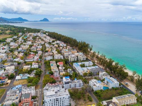 Les Cerisiers Beach Residence, Cosy and Modern 3 bedroom apartment located 50 metres from the beach and from all amenities and restaurants on the coastal road