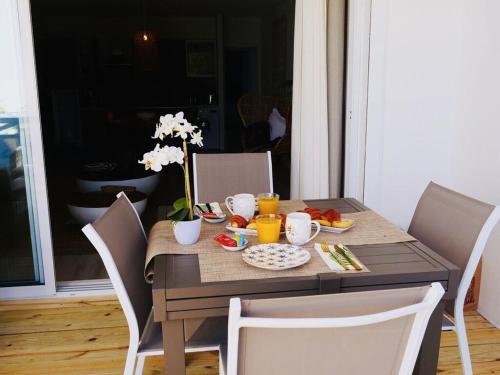 ET VOILA! Elegant one bedroom and beachfront apartment with pool!