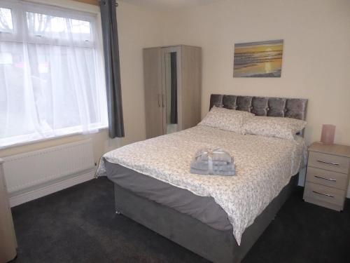 Modern 6-Bed-Groups-Contractors onsite Parking Vans-Cars, Birmingham (Foto 8)