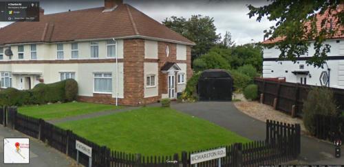 Modern 6-Bed-Groups-Contractors onsite Parking Vans-Cars, Birmingham (Foto 2)