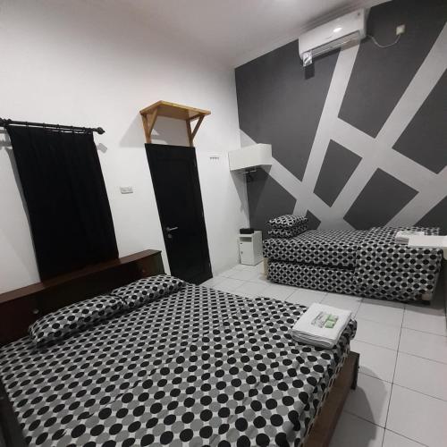 1 queen bed, 2 bunk beds