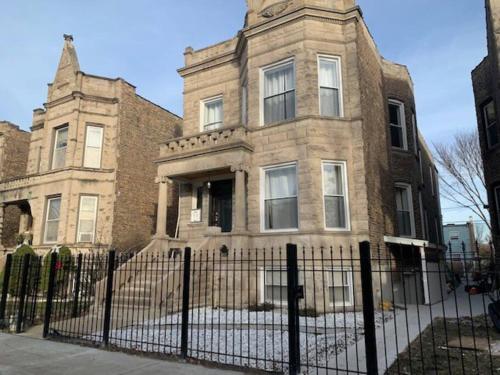 Modern 4BR just a block from CTA pink line with Pool table Free Parking