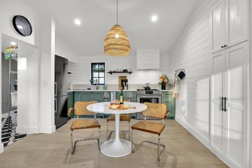 New Luxury Vacation Cottages with Deck and Patio - image 7