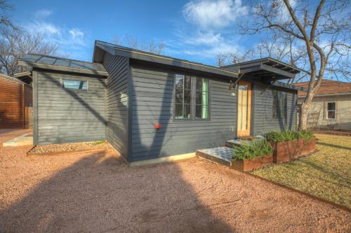 New Luxury Vacation Cottages with Deck and Patio - image 5