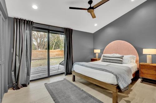 New Luxury Vacation Cottages with Deck and Patio - image 2