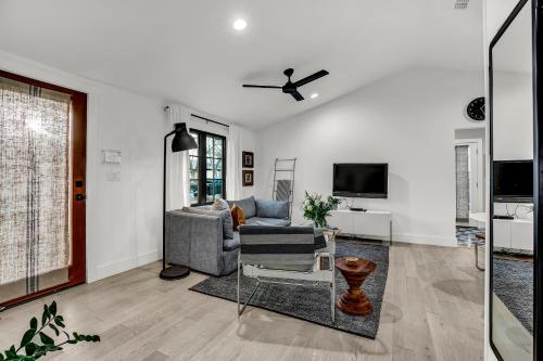 New Luxury Vacation Cottages with Deck and Patio - image 10