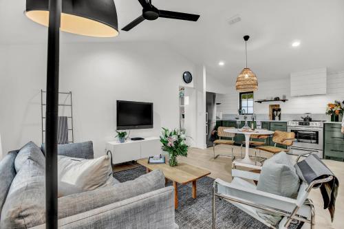 New Luxury Vacation Cottages with Deck and Patio - image 9