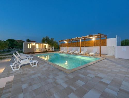 Apartments Ani - with pool - Location saisonnière - Privlaka