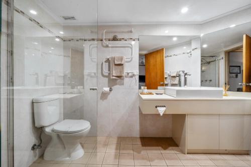 ห้องน้ำ, Oasis Inn Ulladulla - Welcoming Guests 18 Years and Older in อัลลาดัลลา