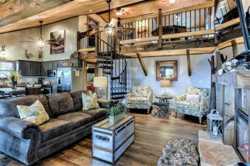 Smoky Mountain Loft Amazing Views, Hot Tub, 560 FREE tickets each paid day!!! in Oldham (TN)